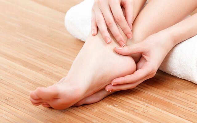 Thoa kem dưỡng giúp da chân mềm mại và mịn màng hơn