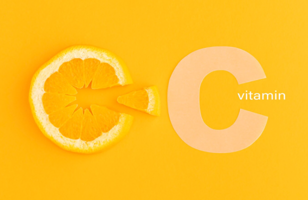 Vitamin C có nhiều trong trái cây, và khi kết hợp với các vitamin khác như vitamin B và E, nó có thể giúp giảm thiểu nhiễm trùng và tái tạo chất chống oxi hóa khác trong cơ thể